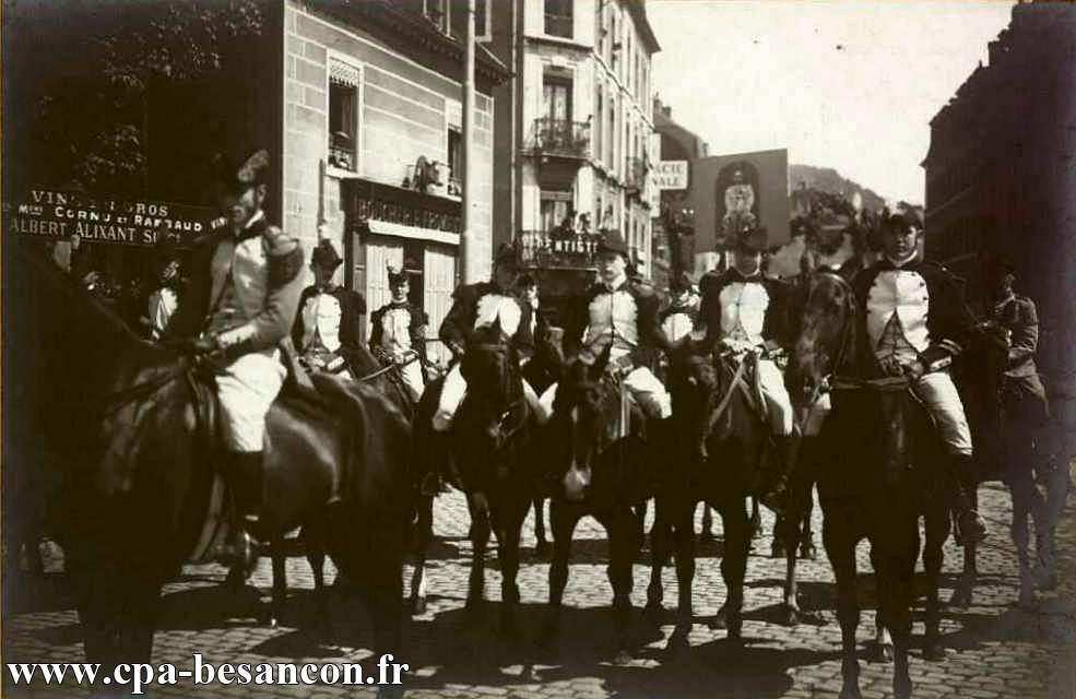 BESANÇON - Place Flore - Cavalcade au profit de la Maison des Étudiants et des Sinistrés des Chaprais - 20 mai 1928 - VIIe Foire exposition comtoise.